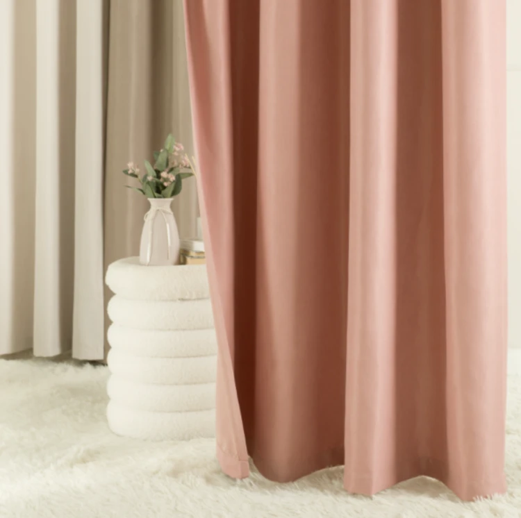 Zasłona welwetowa blackout 140x260 cm pudrowa różowa na przelotkach, elegancka przyciemniająca